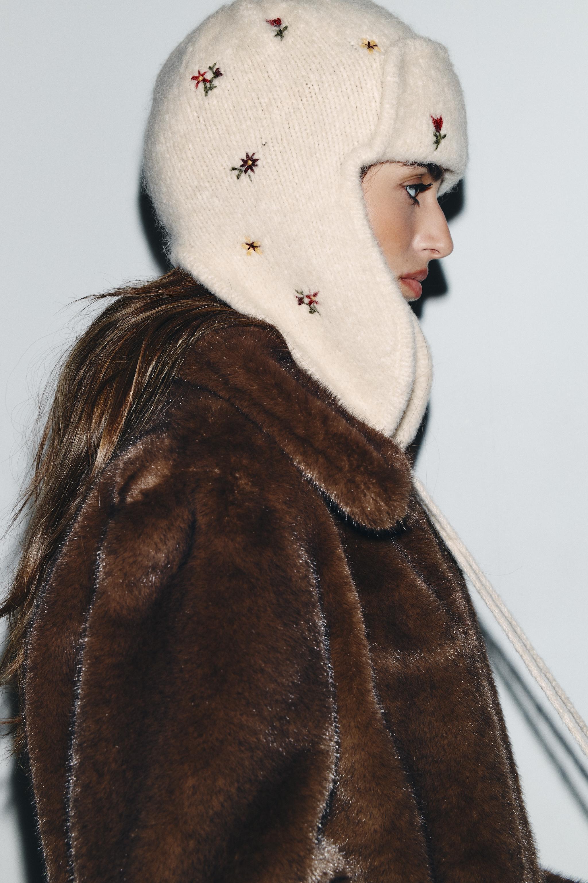 BONNET EN MAILLE AVEC CACHE-OREILLES BRODÉS